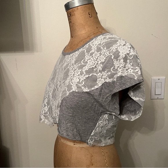 Cropped Grey T-shirt with White Lace Overlay - Picture 4 of 6